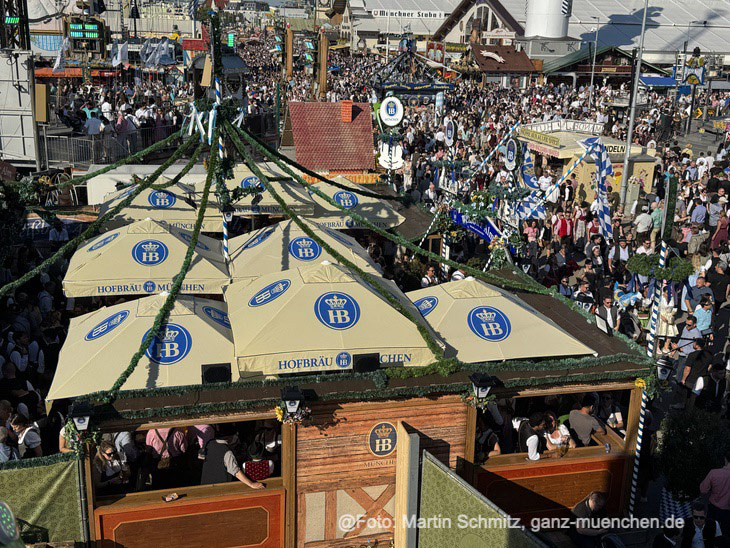 die Weißbier-Alm von Heinrich und Liselotte Haas 2025 in der Straße C neben dem Jules Verne Tower (©Foto: Martin Schmitz)